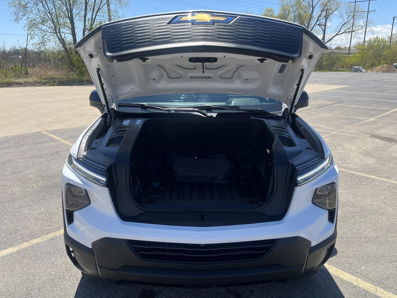 2025 Chevrolet Silverado EV Work Truck Max Range e4WD w/Dual-LevelChargeCord Spray-OnBedliner SoftRollUpTonneauCover AssistSteps Saukville WI