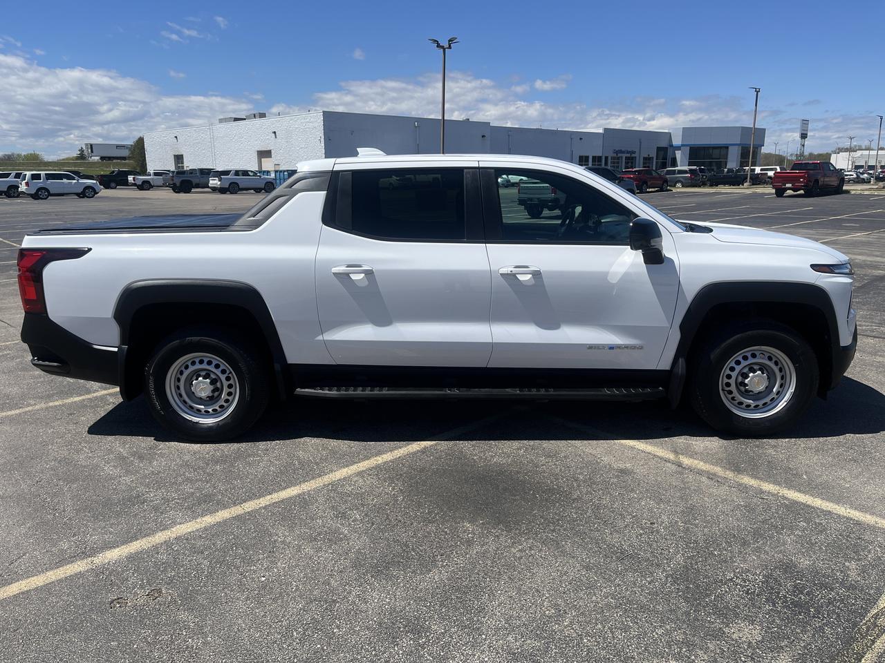 2025 Chevrolet Silverado EV Work Truck Max Range e4WD w/Dual-LevelChargeCord Spray-OnBedliner SoftRollUpTonneauCover AssistSteps Saukville WI