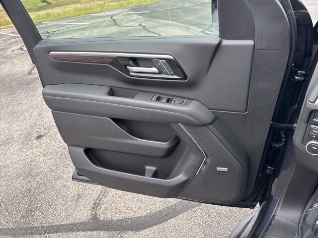 2025 Chevrolet Suburban LT  TX