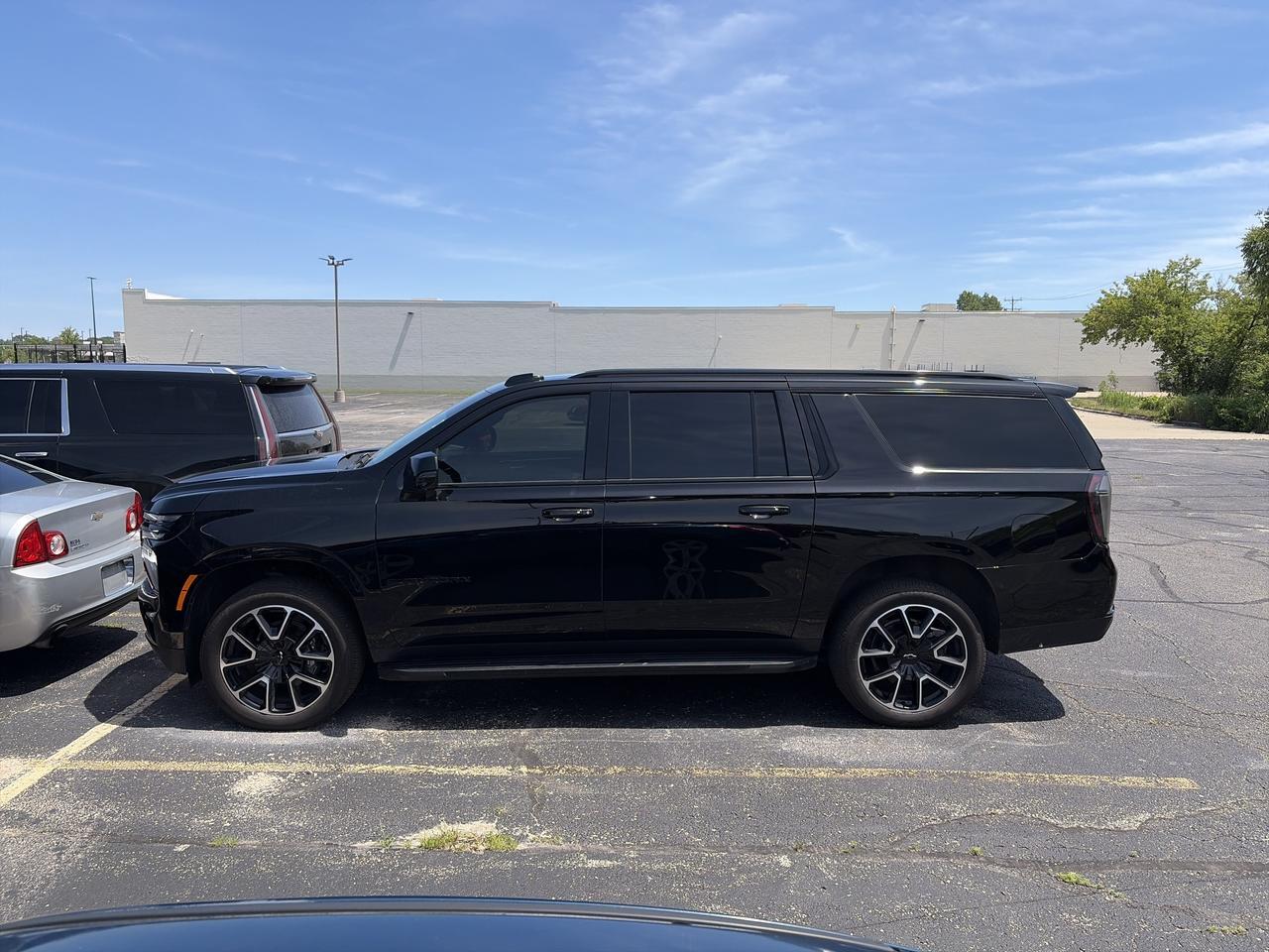 2025 Chevrolet Suburban RST 4WD 3.0L Duramax Diesel Comfort MaxTrilringPkgs w/Sunroof 2ndRowBuckets HtdStrngWhl HD-SrrndVsn