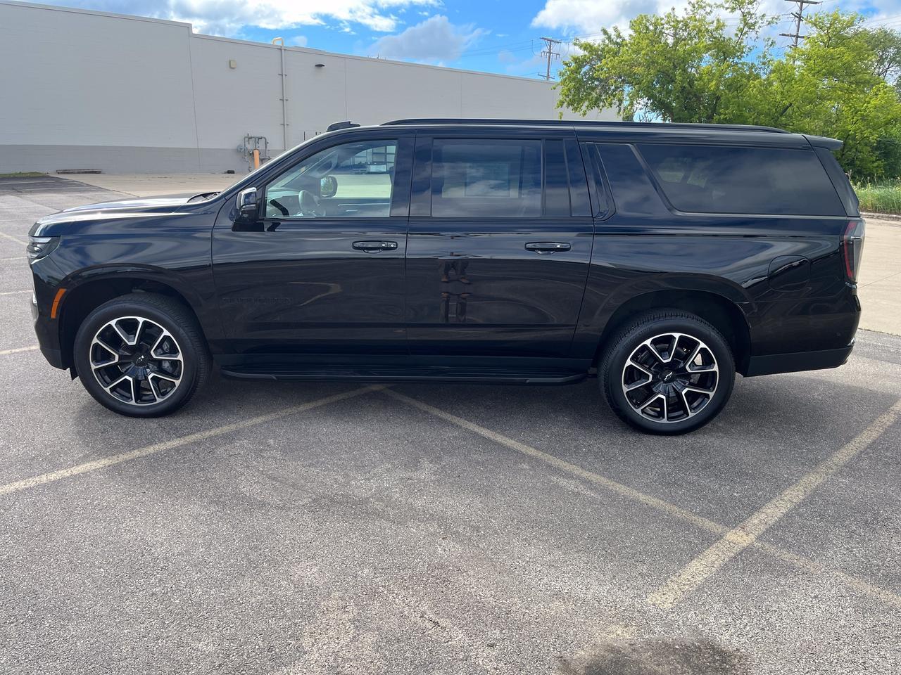 2025 Chevrolet Suburban RST 4WD 3.0L DuramaxDiesel Comfort MaxTraileringPkgs w/Sunroof 2ndRowBuckets HtdStrngWhl HD-SrrndVsn