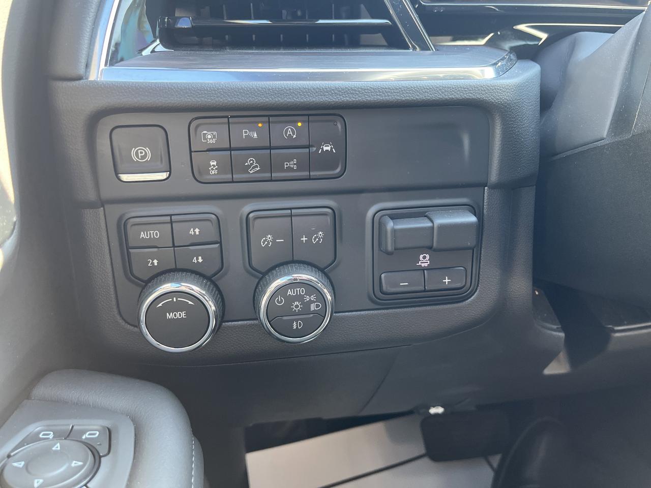 2025 Chevrolet Suburban Z71 4WD 3.0L DuramaxDiesel Comfort MaxTraileringPkgs w/Sunroof 2ndRowBuckets HtdMemLthr HtdStrngWhl Saukville WI