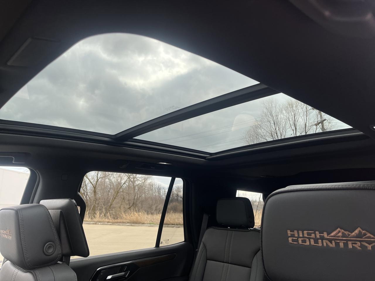 2025 Chevrolet Tahoe High Country 4WD HC-Deluxe Tech&EntertainmentPkgs w.Sunroof 24s RearSeatMedia PwrRtrctStps Saukville WI