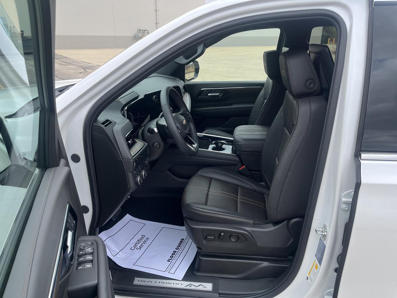 2025 Chevrolet Tahoe High Country 4WD HC-Deluxe Tech&EntertainmentPkgs w.Sunroof 24s RearSeatMedia PwrRtrctStps Saukville WI