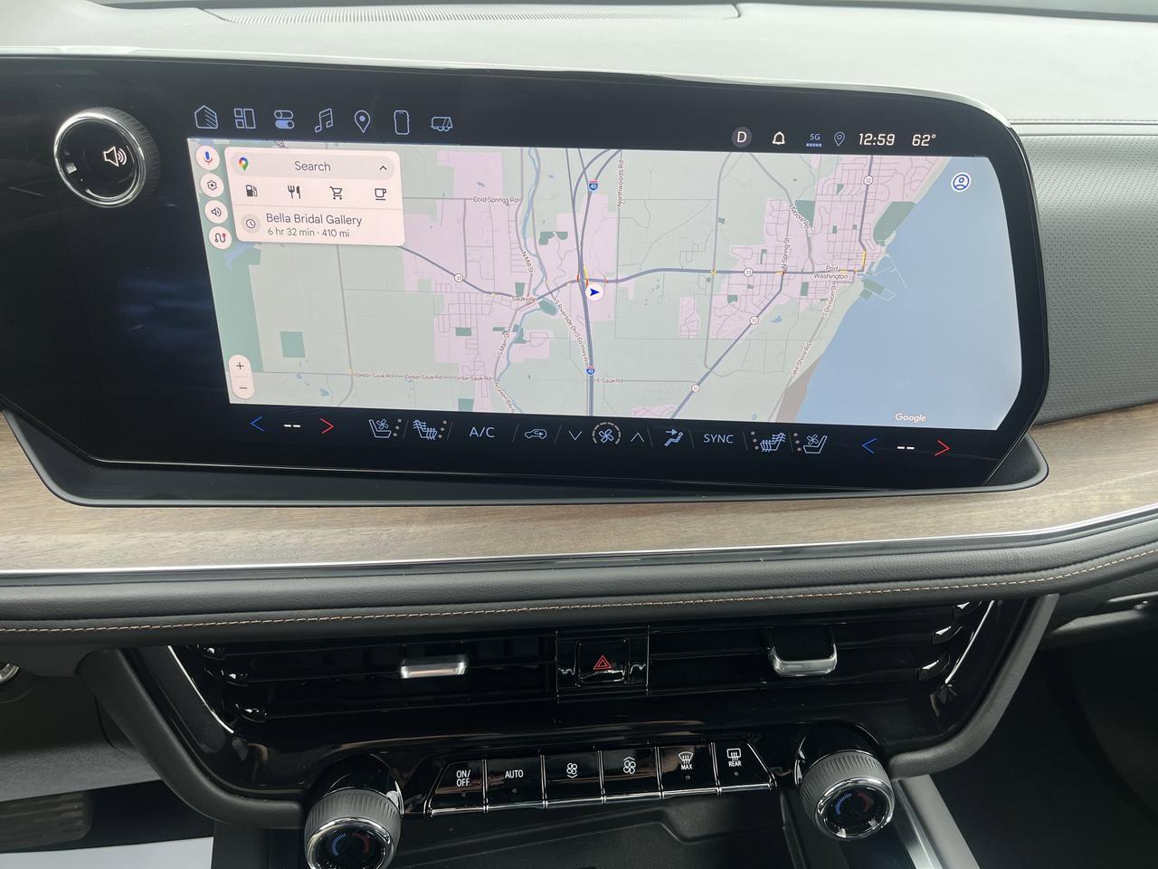 2025 Chevrolet Tahoe High Country 4WD HC-Deluxe Tech&EntertainmentPkgs w.Sunroof 24s RearSeatMedia PwrRtrctStps Saukville WI