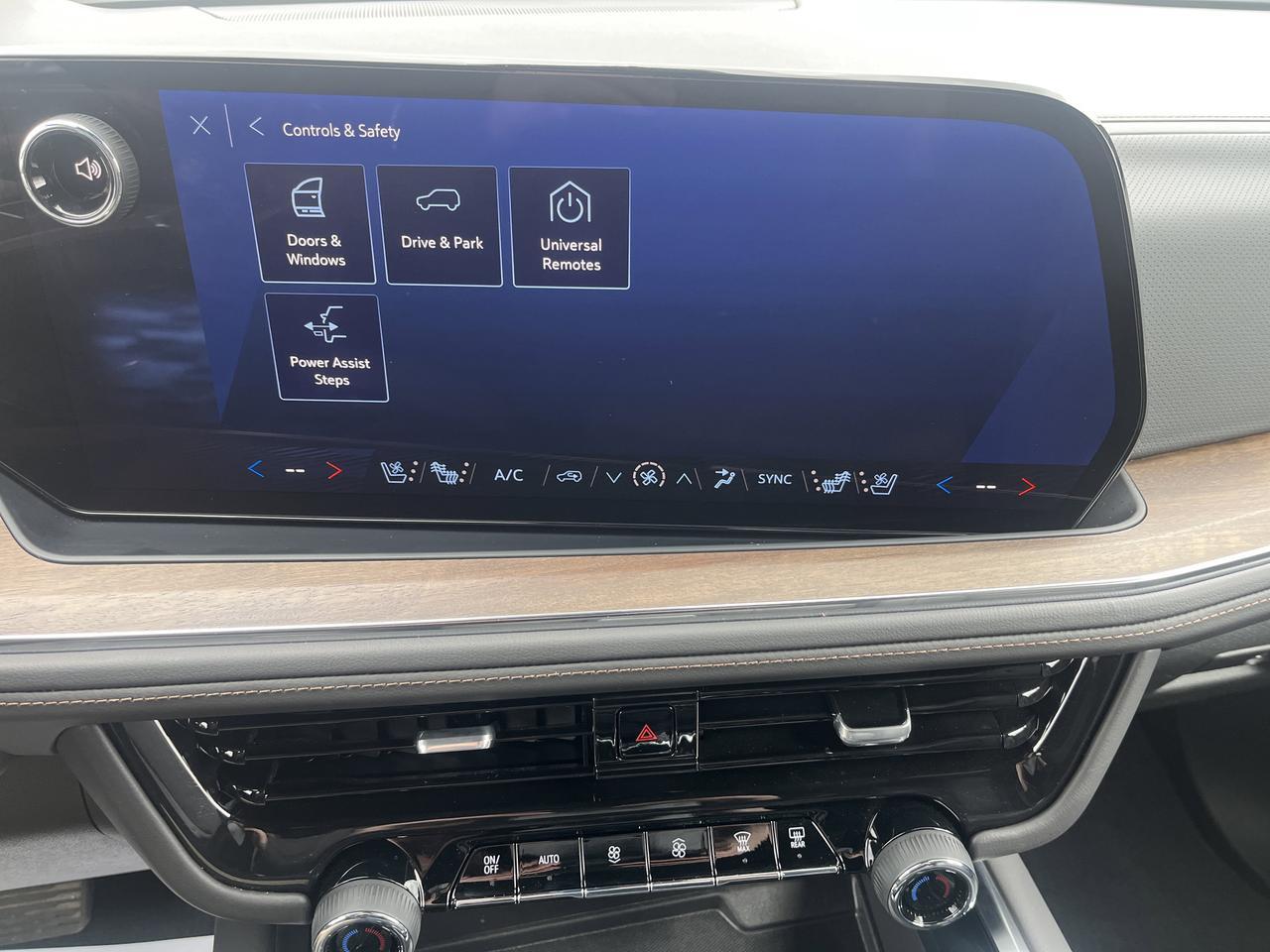 2025 Chevrolet Tahoe High Country 4WD HC-Deluxe Tech&EntertainmentPkgs w.Sunroof 24s RearSeatMedia PwrRtrctStps Saukville WI