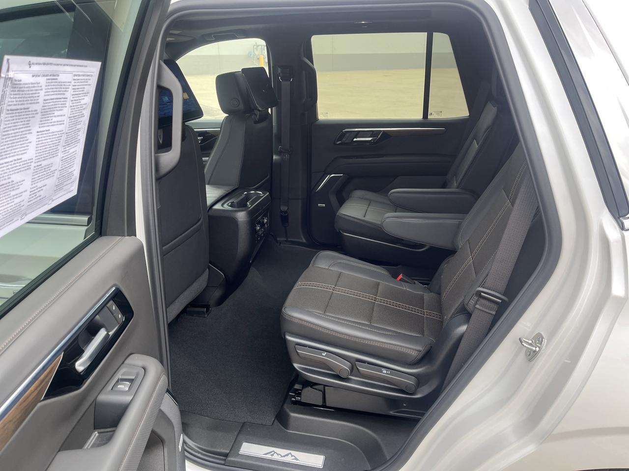 2025 Chevrolet Tahoe High Country 4WD HC-Deluxe Tech&EntertainmentPkgs w.Sunroof 24s RearSeatMedia PwrRtrctStps Saukville WI