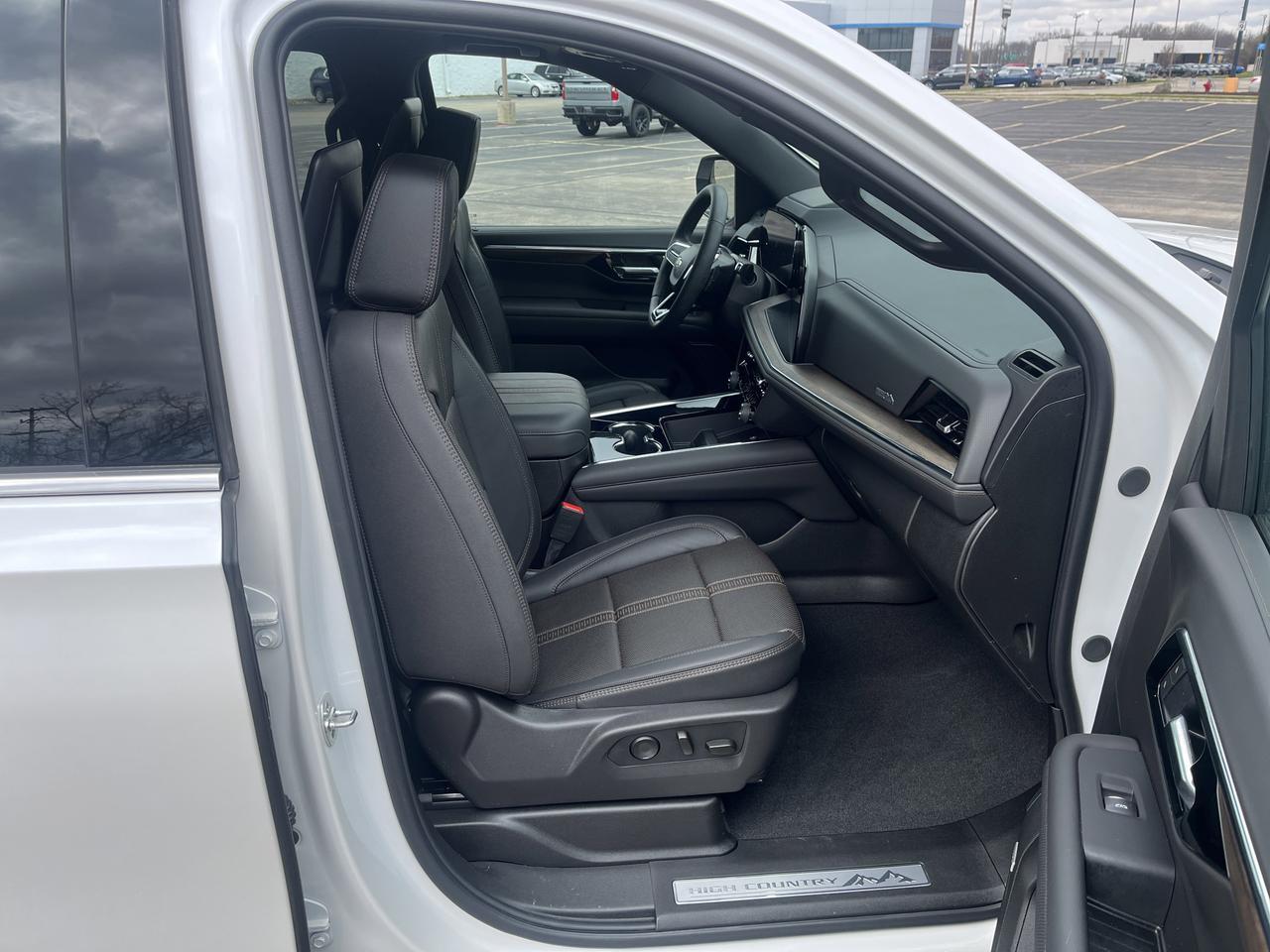 2025 Chevrolet Tahoe High Country 4WD HC-Deluxe Tech&EntertainmentPkgs w.Sunroof 24s RearSeatMedia PwrRtrctStps Saukville WI