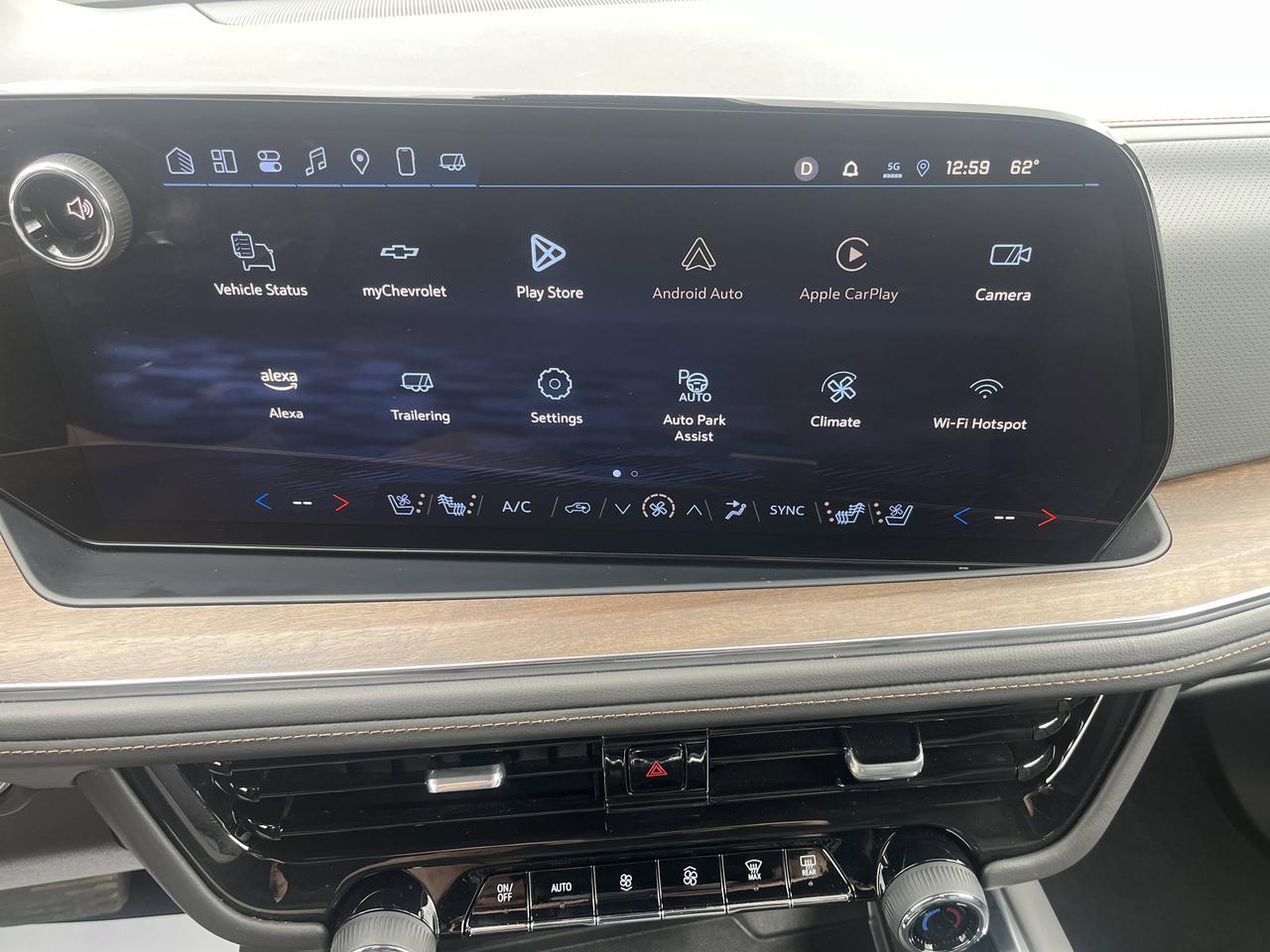 2025 Chevrolet Tahoe High Country 4WD HC-Deluxe Tech&EntertainmentPkgs w.Sunroof 24s RearSeatMedia PwrRtrctStps Saukville WI