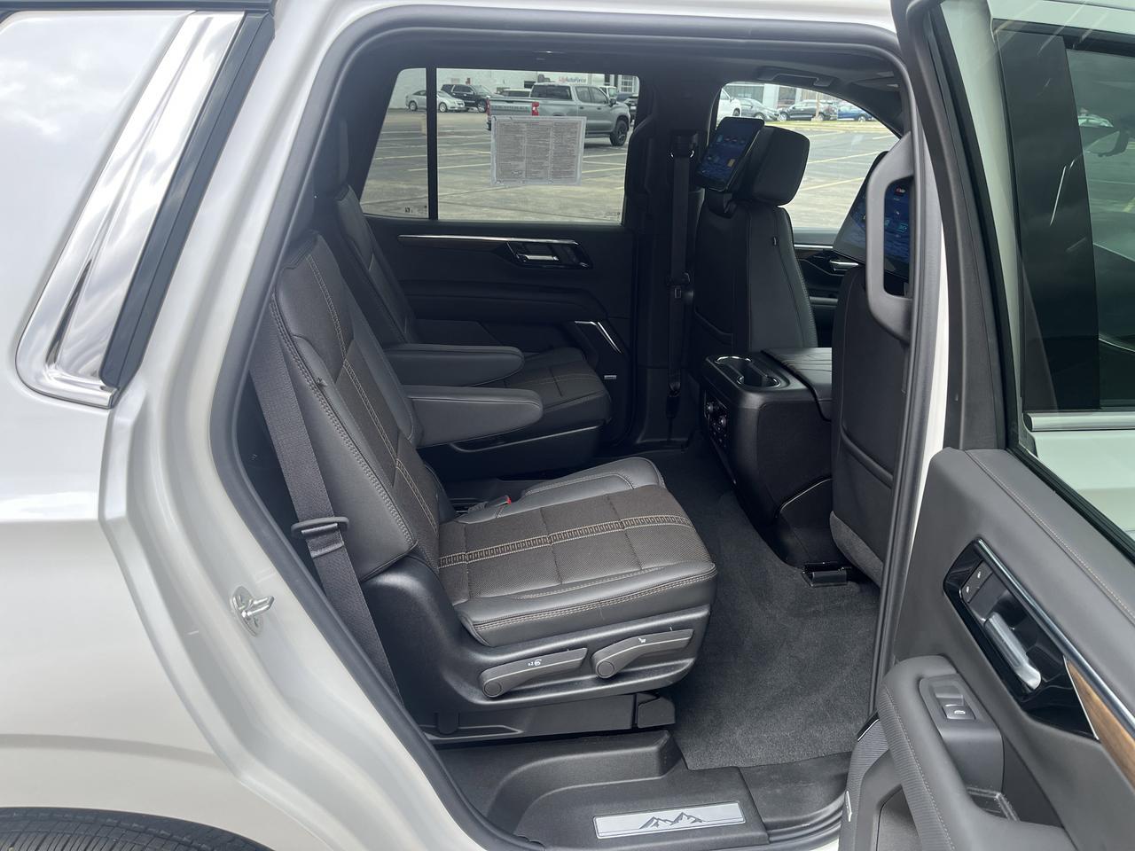 2025 Chevrolet Tahoe High Country 4WD HC-Deluxe Tech&EntertainmentPkgs w.Sunroof 24s RearSeatMedia PwrRtrctStps Saukville WI