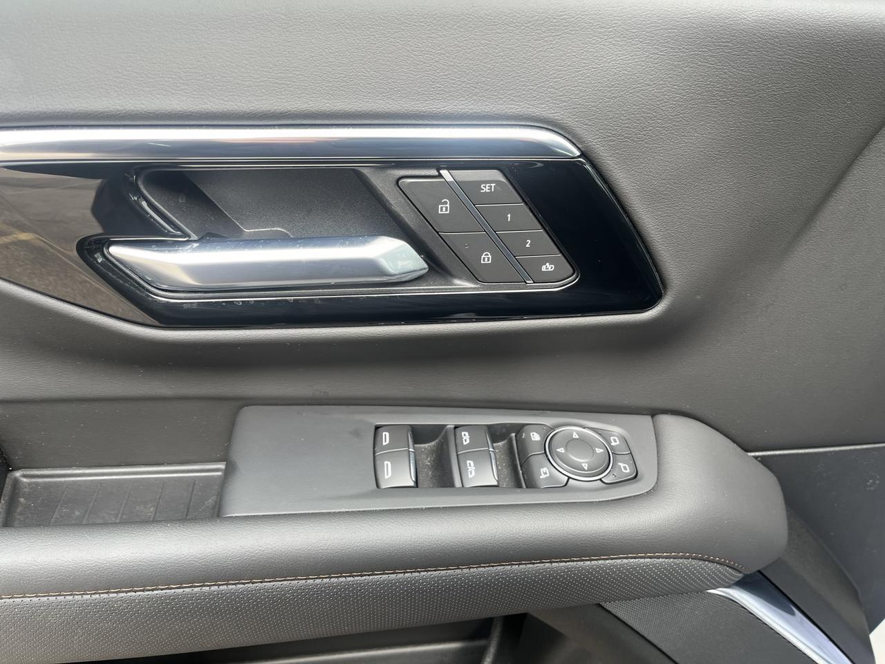 2025 Chevrolet Tahoe High Country 4WD HC-Deluxe Tech&EntertainmentPkgs w.Sunroof 24s RearSeatMedia PwrRtrctStps Saukville WI