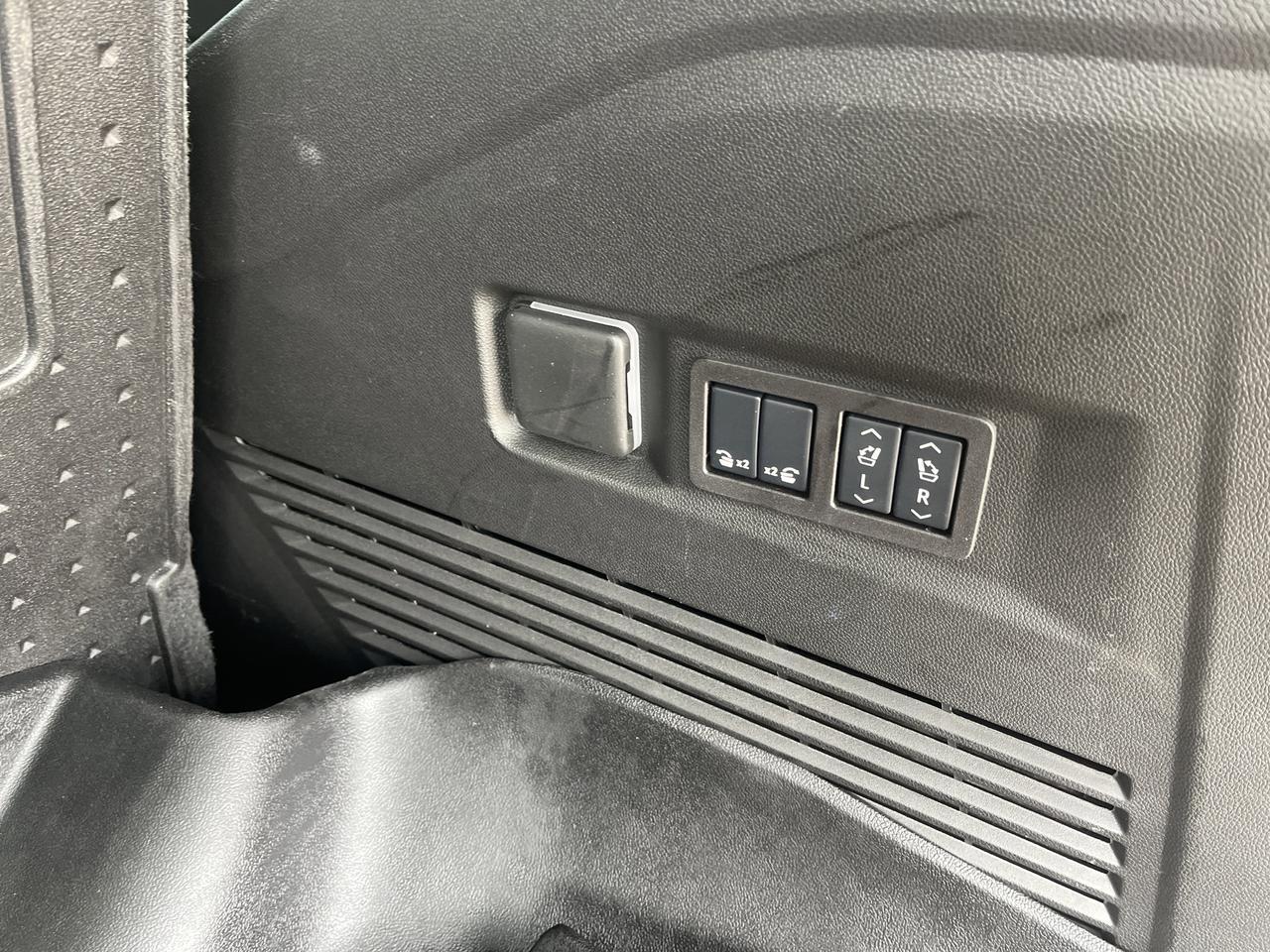 2025 Chevrolet Tahoe High Country 4WD HC-Deluxe Tech&EntertainmentPkgs w.Sunroof 24s RearSeatMedia PwrRtrctStps Saukville WI