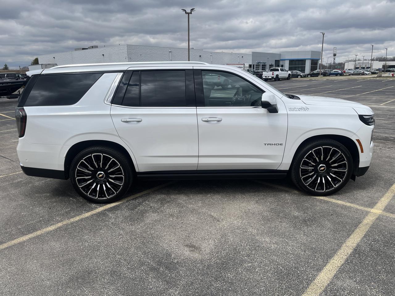 2025 Chevrolet Tahoe High Country 4WD HC-Deluxe Tech&EntertainmentPkgs w.Sunroof 24s RearSeatMedia PwrRtrctStps Saukville WI