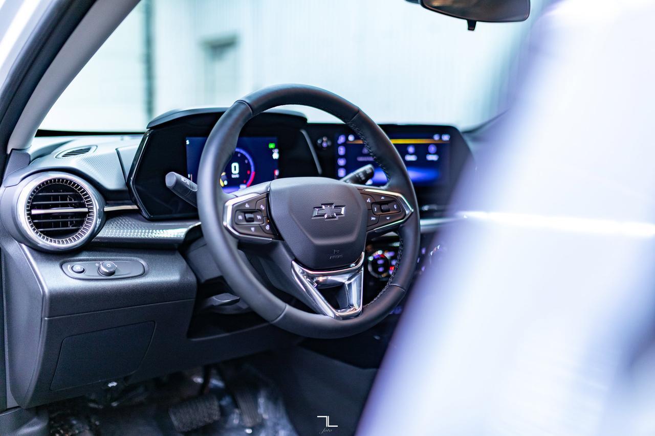 2025 Chevrolet Trax FWD Activ Leather Roof BCam Red Deer AB