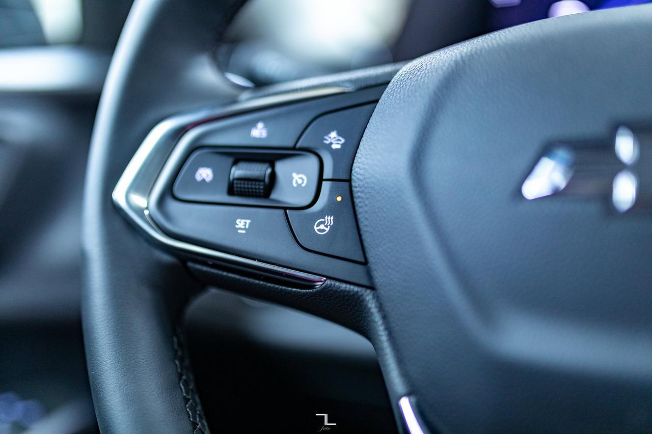 2025 Chevrolet Trax FWD Activ Leather Roof BCam Red Deer AB