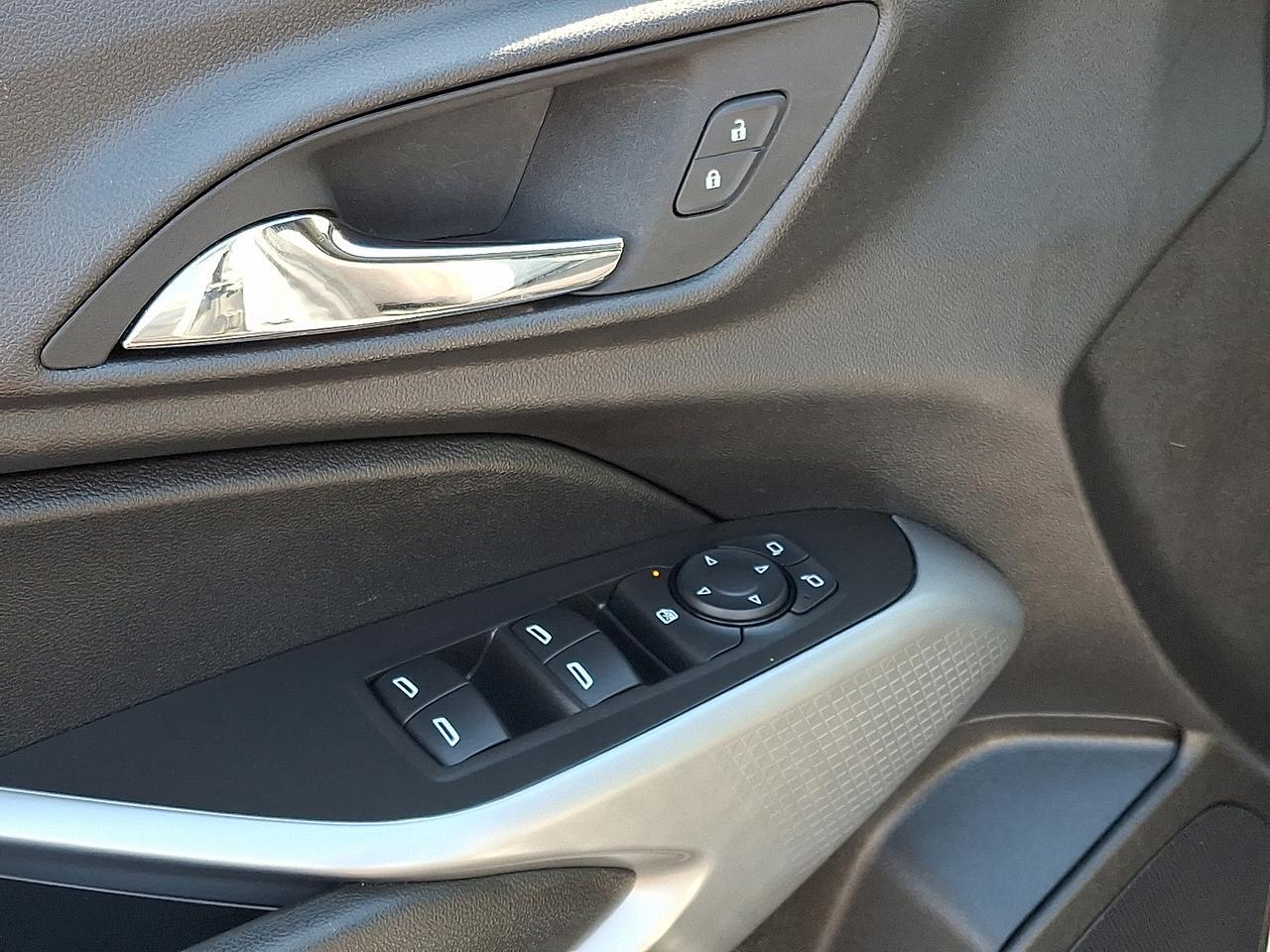 2025 Chevrolet Trax LS photo 13