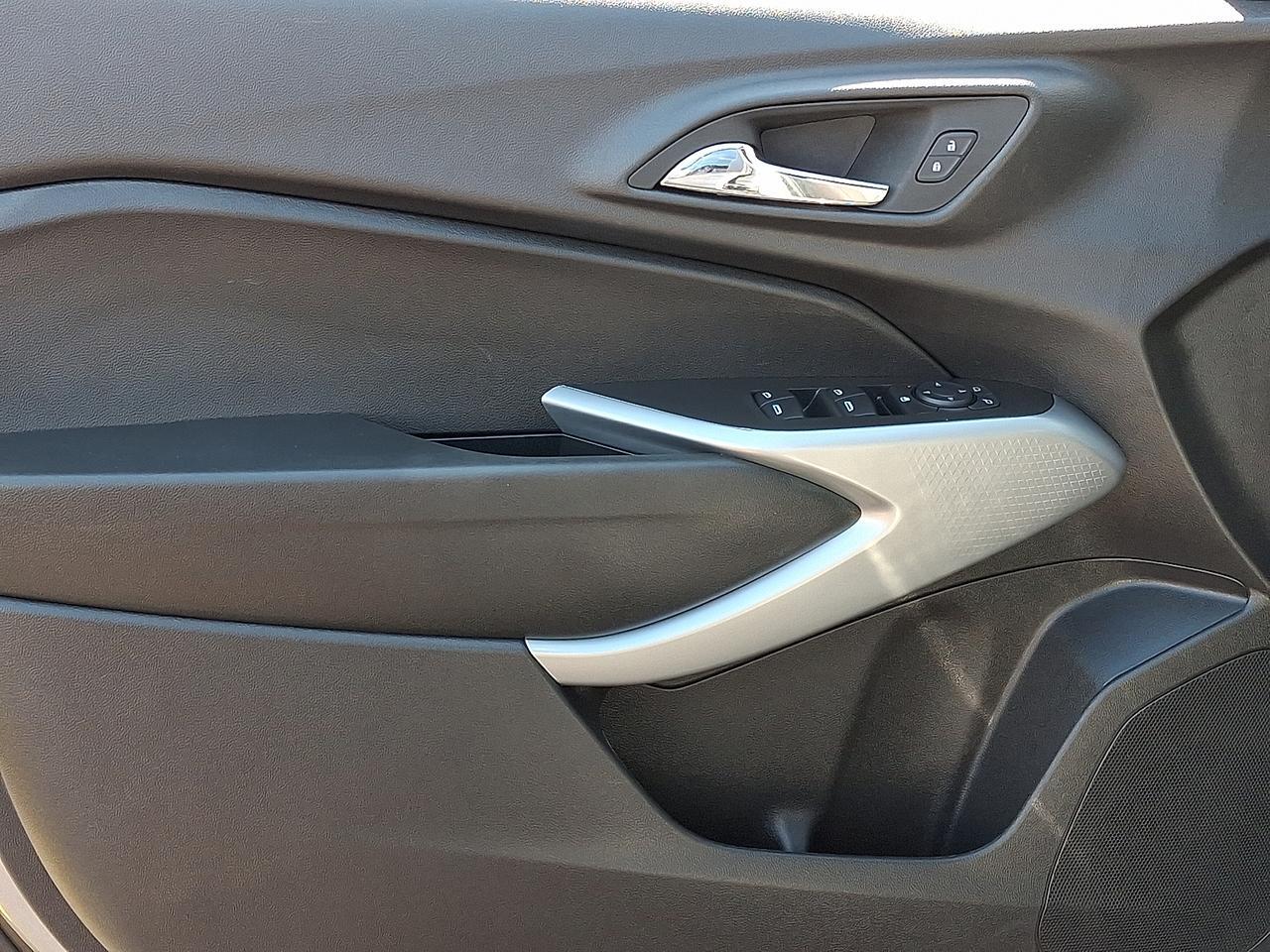 2025 Chevrolet Trax LS photo 12