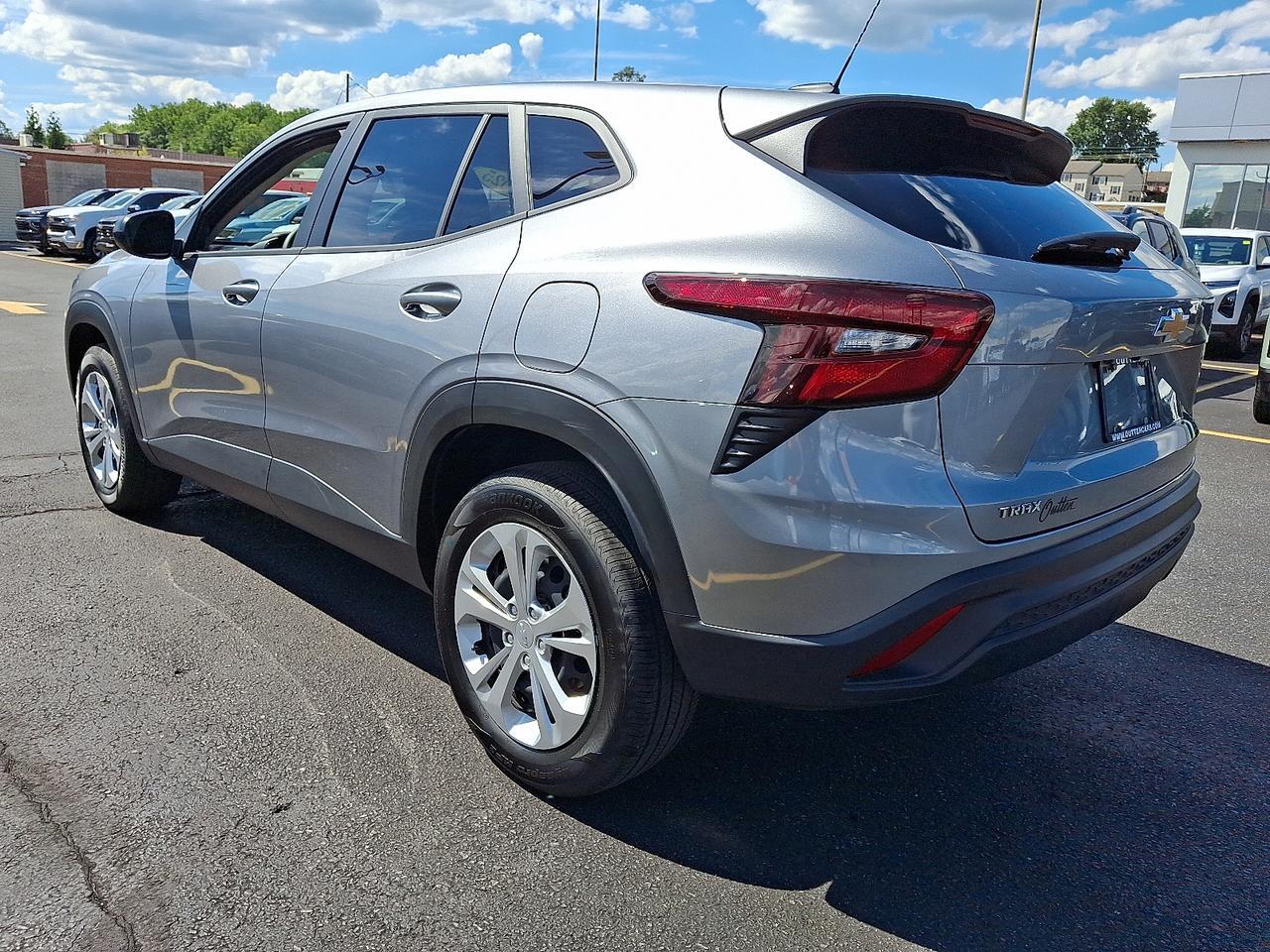 2025 Chevrolet Trax LS photo 2