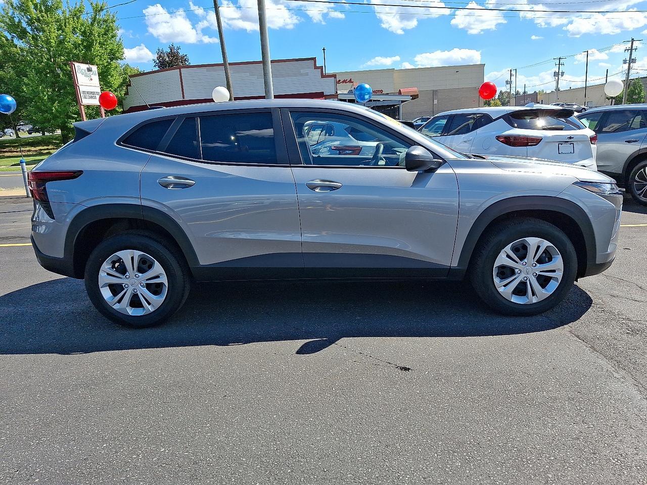 2025 Chevrolet Trax LS photo 5