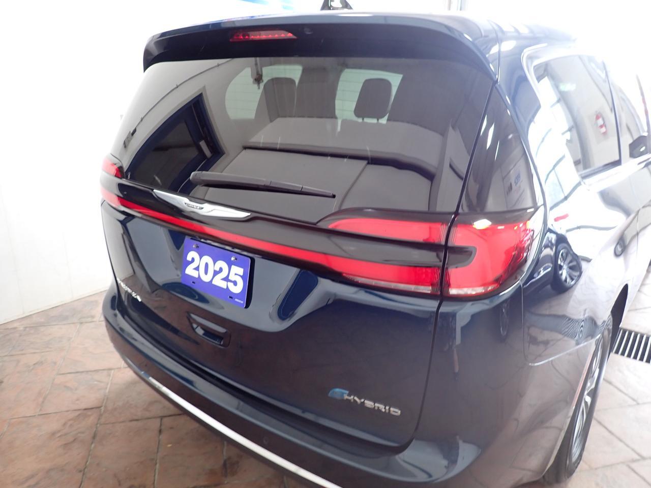 2025 Chrysler Pacifica Hybrid Select 2WD *HYBRID* LEATHER Listowel ON