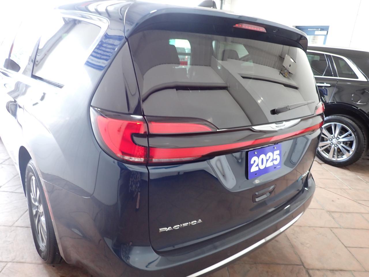 2025 Chrysler Pacifica Hybrid Select 2WD *HYBRID* LEATHER Listowel ON