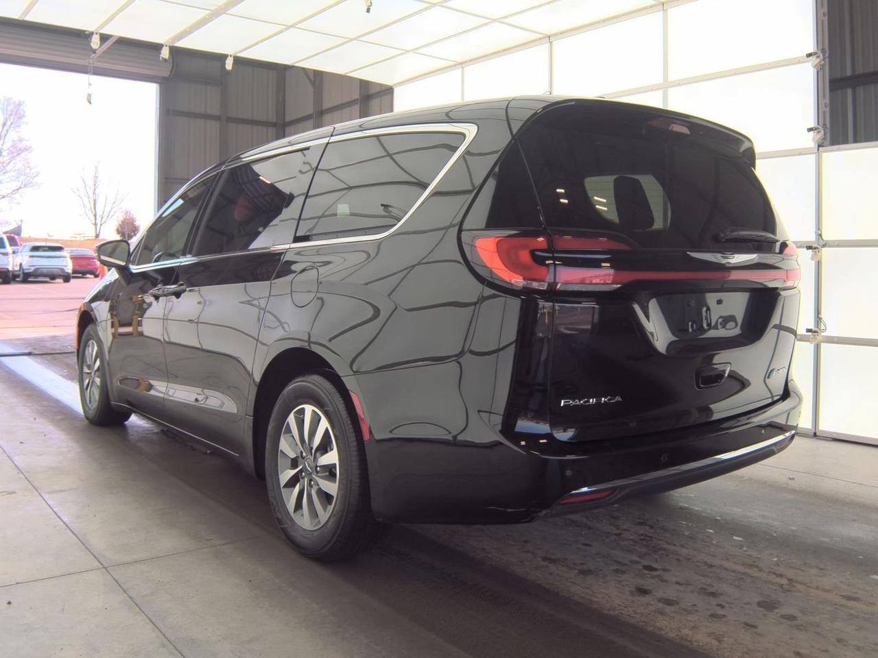 2025 Chrysler Pacifica Hybrid Select Stafford VA