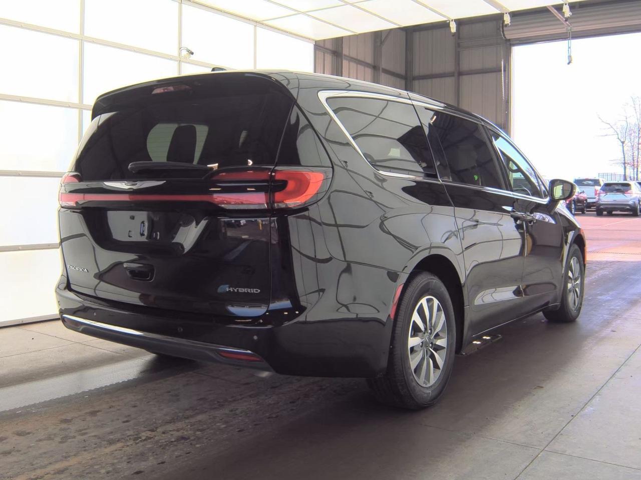 2025 Chrysler Pacifica Hybrid Select Stafford VA