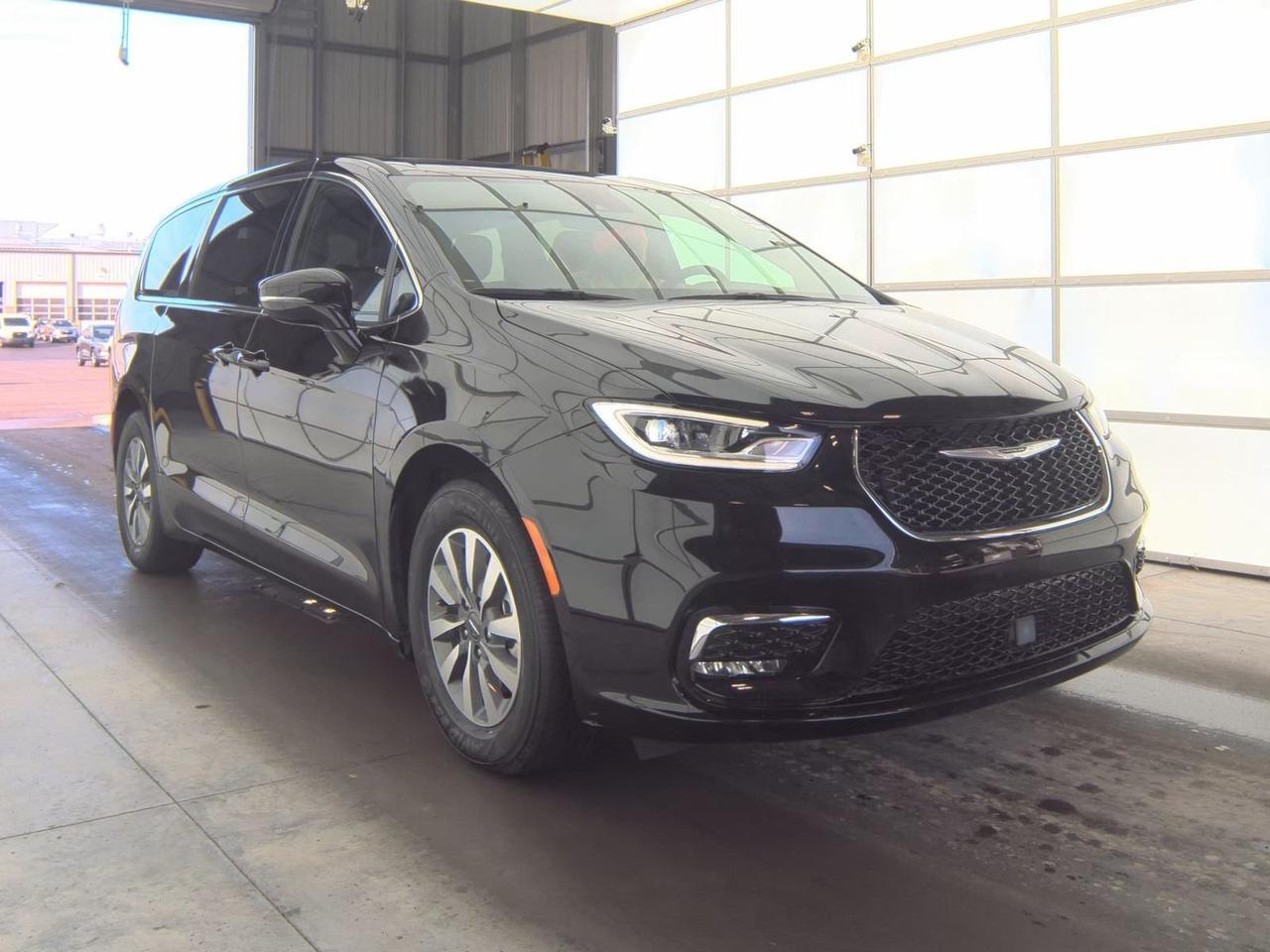 2025 Chrysler Pacifica Hybrid Select