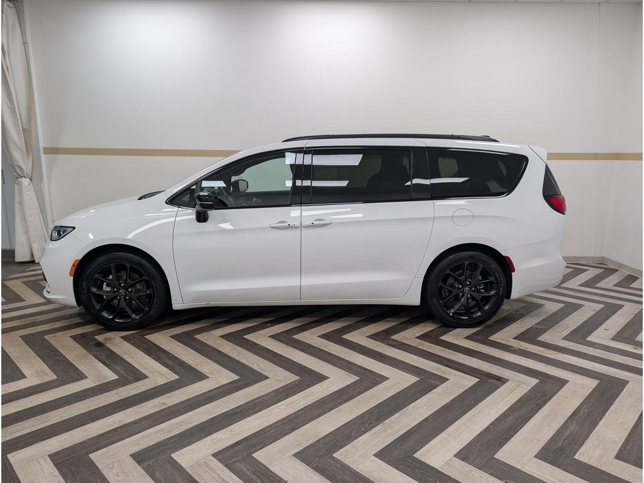 2025 Chrysler Pacifica Limited Gasoline
