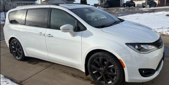 2025 Chrysler Pacifica Limited FWD Minivan | V6 | Low KMs | Bright White | Black Nappa Leather | NAV | Power Liftgate Redwater AB