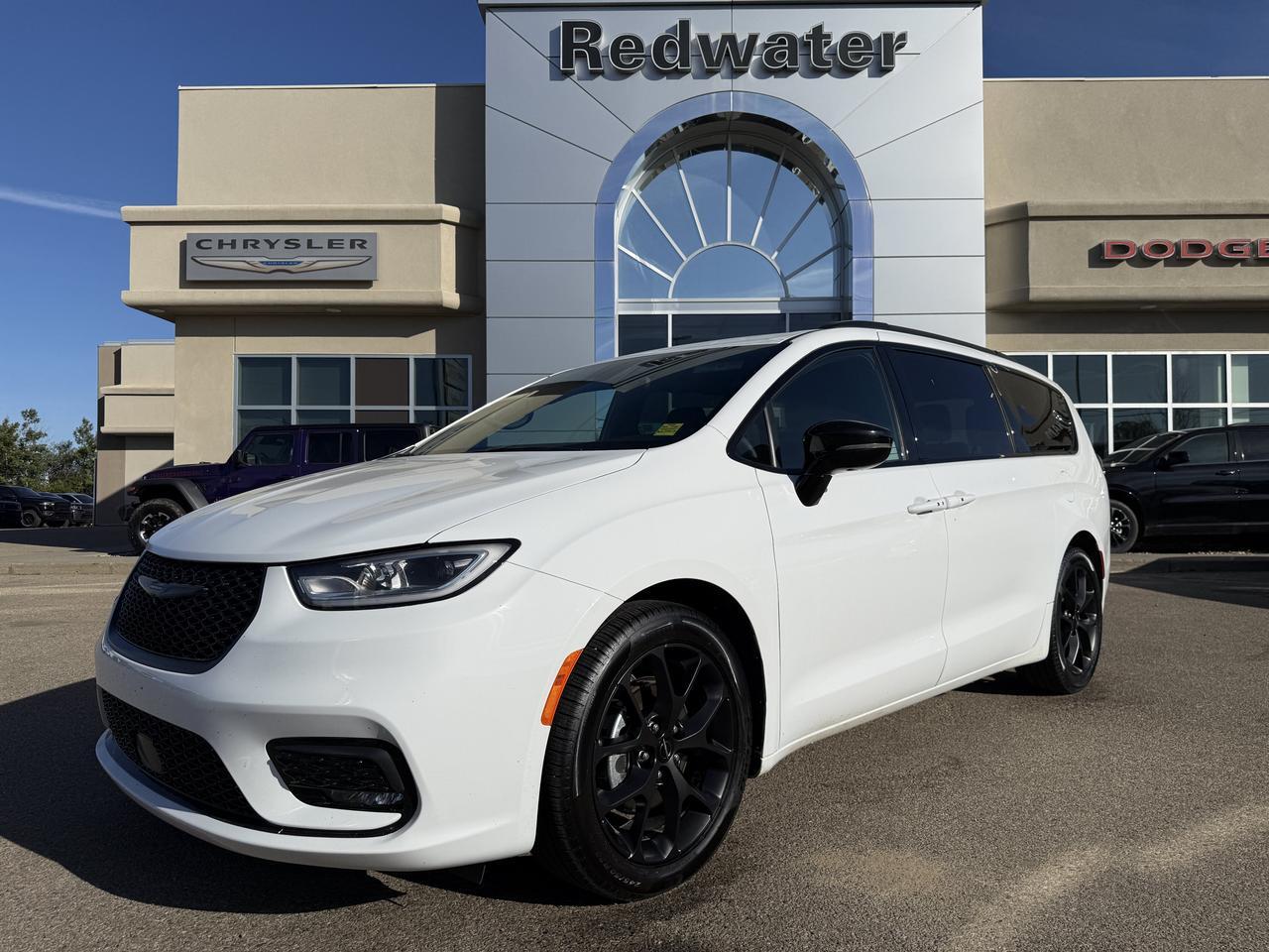 2025 Chrysler Pacifica Limited FWD Minivan | V6 Pentastar | Black Interior | NAV | Power Liftgate | 3rd Row Seating