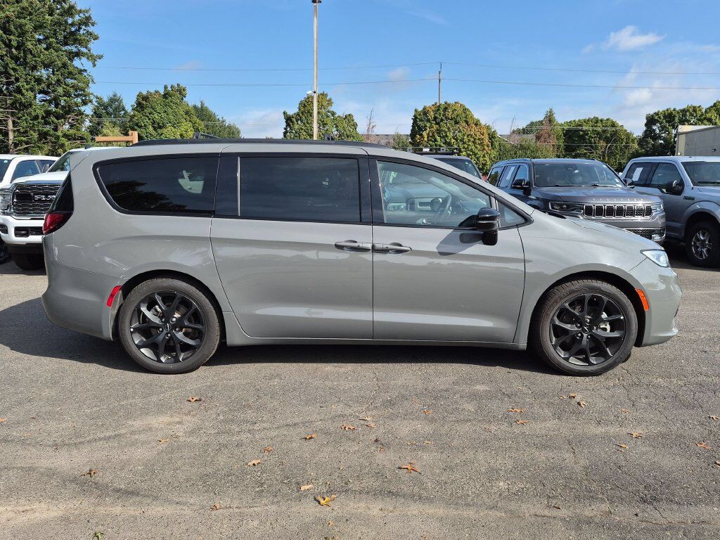 2025 Chrysler Pacifica Limited Gresham OR