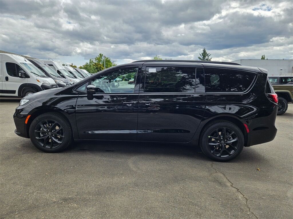 2025 Chrysler Pacifica Limited Gresham OR
