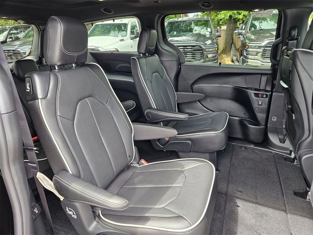 2025 Chrysler Pacifica Limited Gresham OR