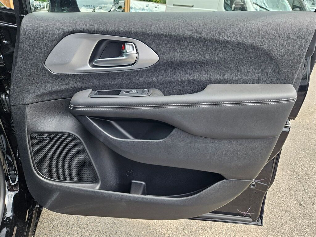 2025 Chrysler Pacifica Limited Gresham OR