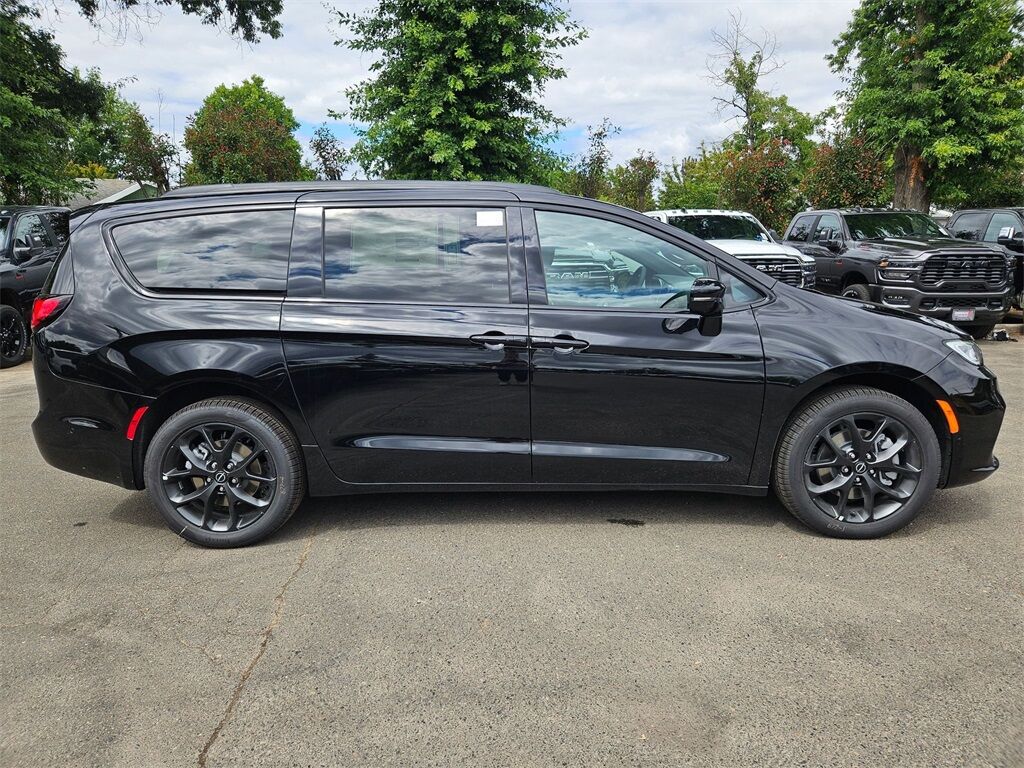 2025 Chrysler Pacifica Limited Gresham OR