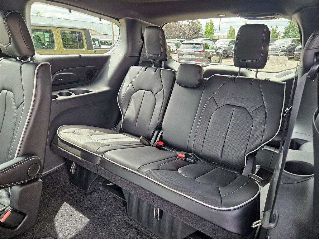 2025 Chrysler Pacifica Limited Gresham OR