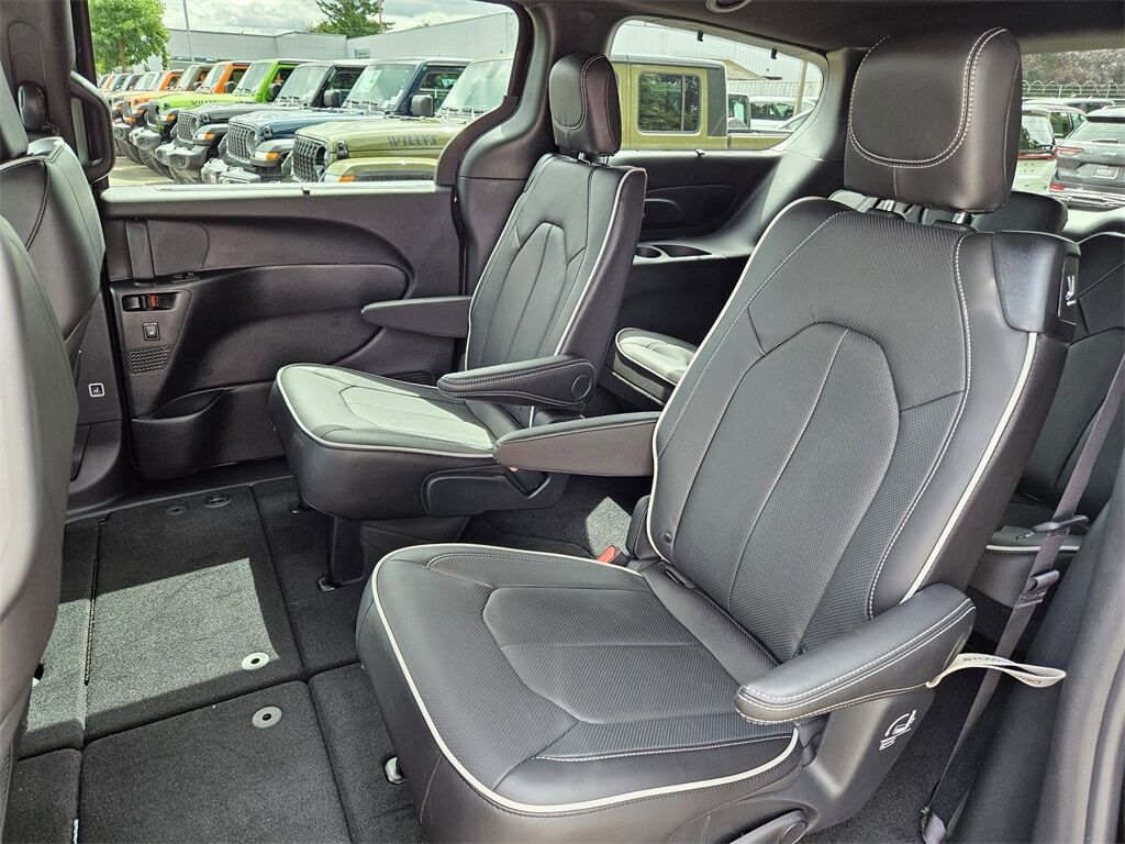 2025 Chrysler Pacifica Limited Gresham OR