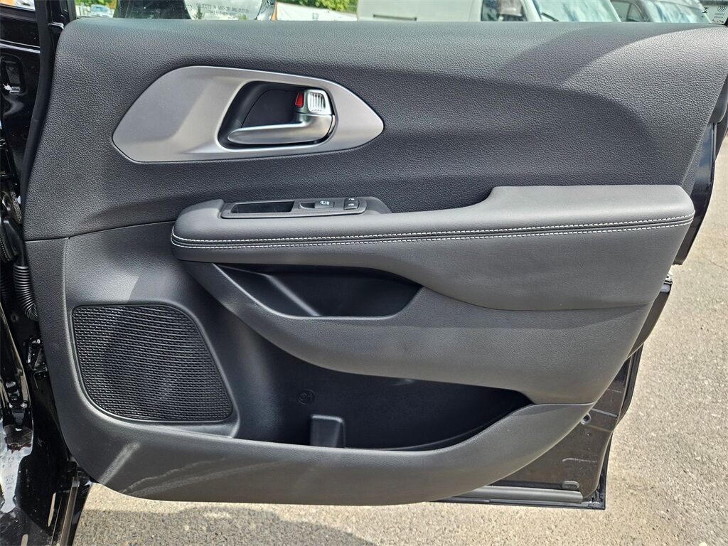 2025 Chrysler Pacifica Limited Gresham OR