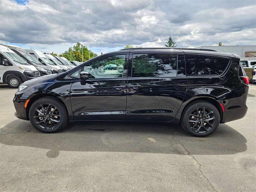 2025 Chrysler Pacifica Limited Gresham OR