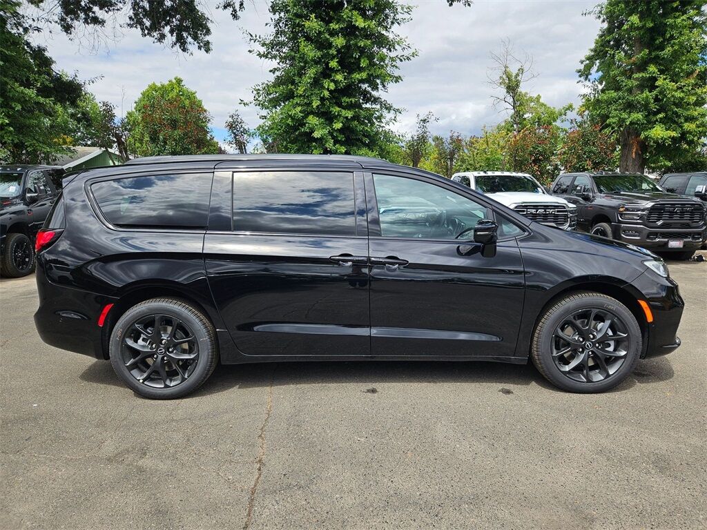 2025 Chrysler Pacifica Limited Gresham OR