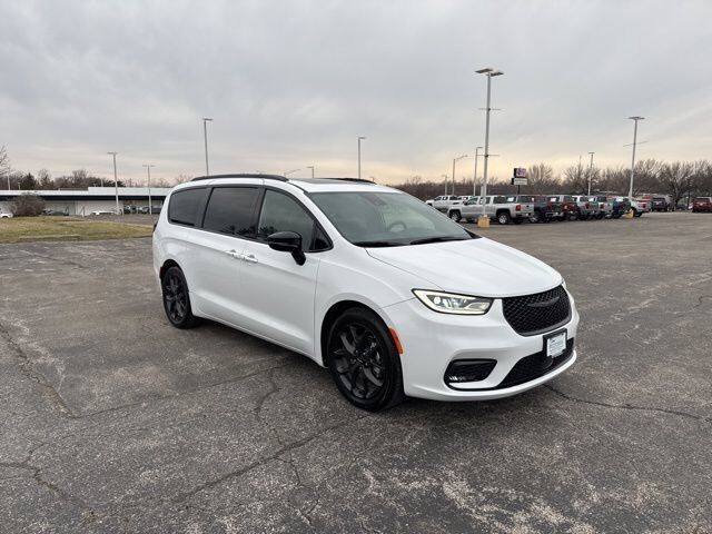 2025 Chrysler Pacifica Limited Carbondale IL