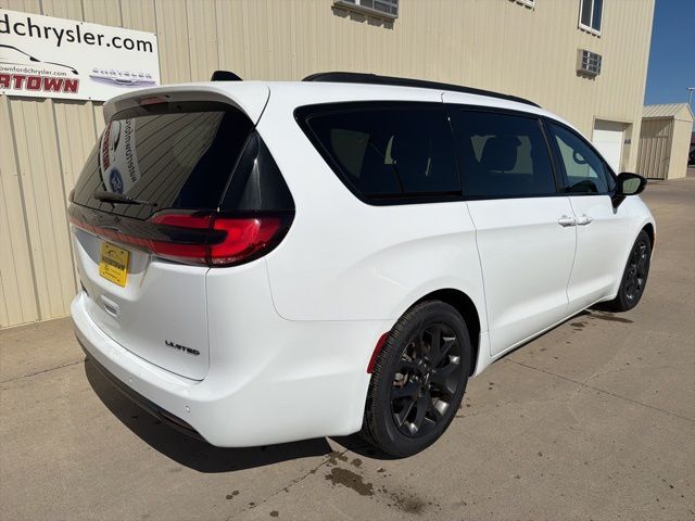2025 Chrysler Pacifica Limited Watertown SD