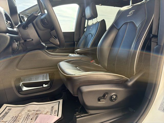 2025 Chrysler Pacifica Limited Watertown SD