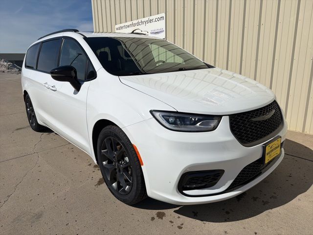2025 Chrysler Pacifica Limited Watertown SD
