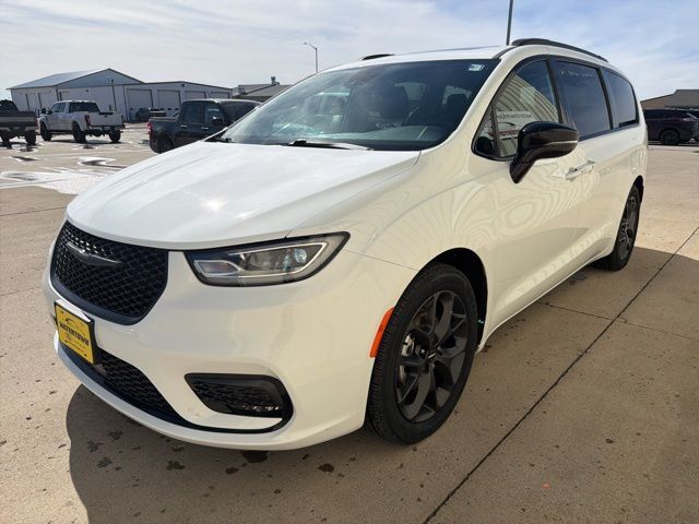 2025 Chrysler Pacifica Limited Watertown SD