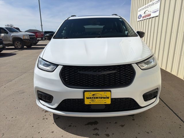 2025 Chrysler Pacifica Limited Watertown SD