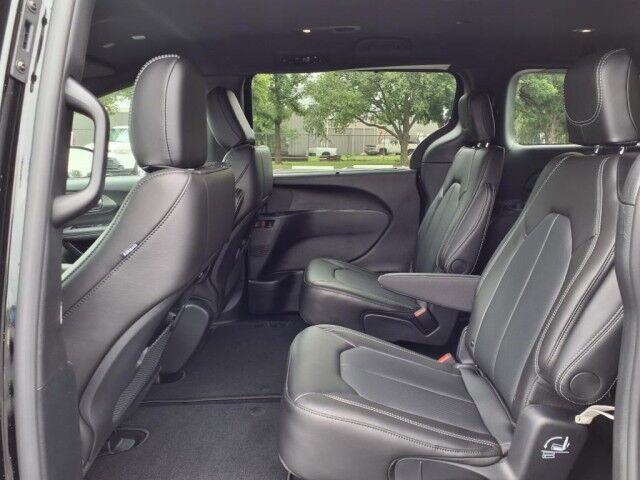 2025 Chrysler Pacifica Select  TX