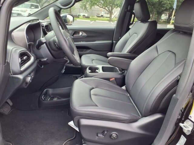 2025 Chrysler Pacifica Select  TX