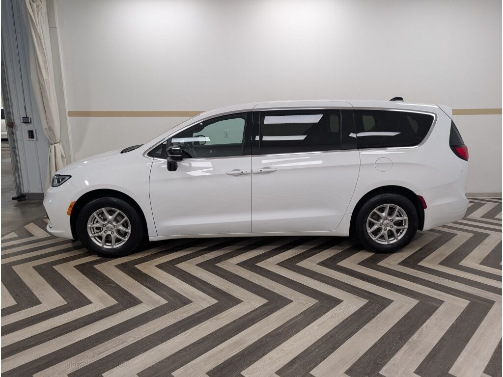 2025 Chrysler Pacifica Select Gasoline